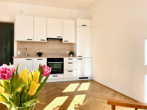 FÜR ALTBAU-LIEBHABER:INNEN! WUNDERSCHÖN RENOVIERTE HELLE UND RUHIGE WOHNUNG
