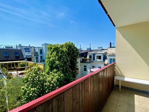 SUNNY SIDE UP! SANIERTE GARTENSEITIGE HELLE 3-ZIMMER-WOHNUNG MIT BLICK INS GRÜNE
