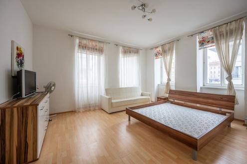 ++NEU++ Well-Located Period Apartment with Room to Shine