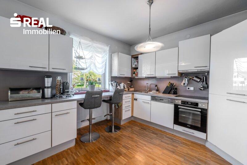 moderne Wohnkche mit Ausgang zur Terrasse