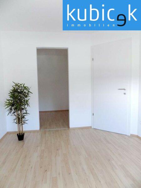Schlafzimmer - Blick in Schrankraum
