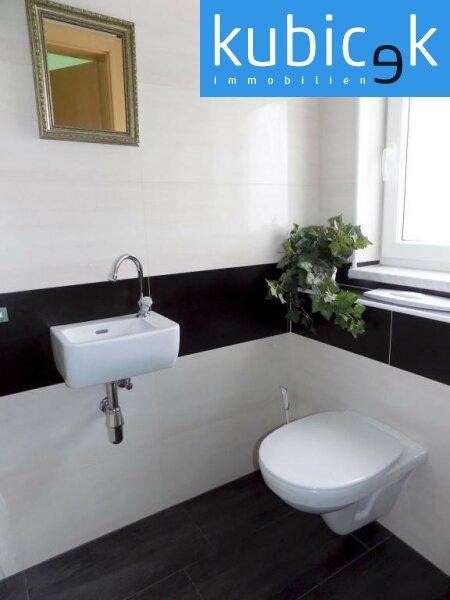 WC mit Waschtisch im OG