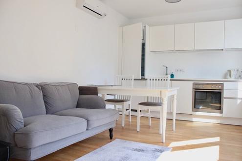 SINGLEHIT - MÖBLIERTE 2-Zimmer BALKONwohnung mit KFZ-Stellplatz
