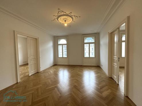 WUNDERSCHÖNE INNENSTADTWOHNUNG MIT BALKON