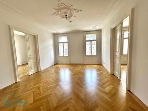 WUNDERSCHÖNE INNENSTADTWOHNUNG MIT BALKON