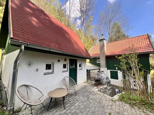 ++ hbsches Ferienhaus in Alleinlage am Bach mit Nebengebude ++