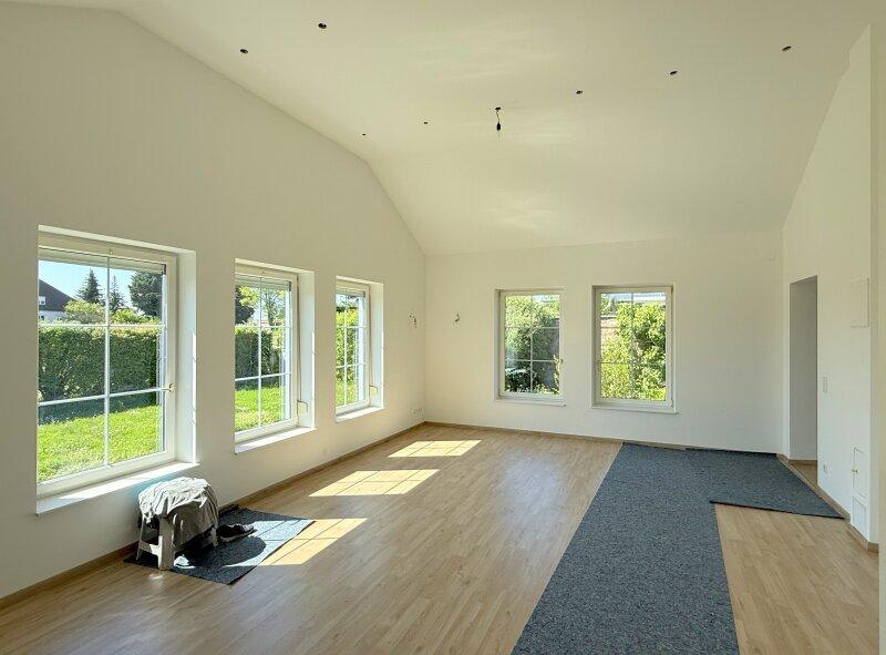 Wohnzimmer mit hohen Wnden