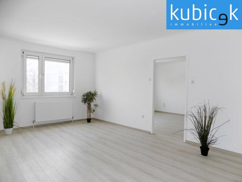 Wohnzimmer mit Blick ins Schlafzimmer