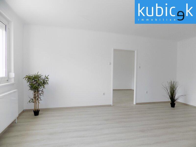 Wohnzimmer mit Blick ins Schlafzimmer
