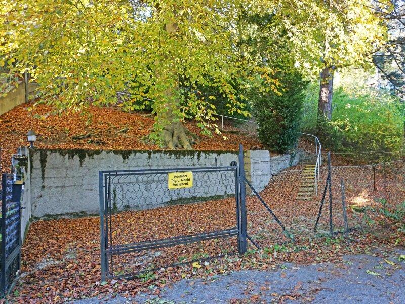 Parkpltze an der nordostseitigen Grundgrenze
