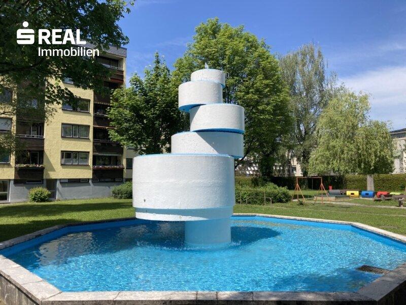 Brunnen mit Wasserspiel im Innenhof