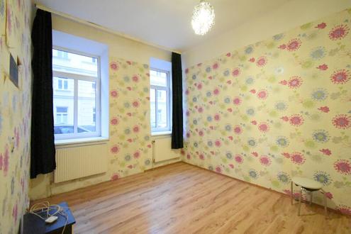 ++NEU++ Renovierungsbedürftige 4-Zimmer Altbauwohnung im Erdgeschoss!
