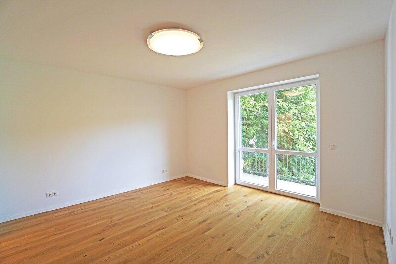 Zimmer 1 mit Terrassenausgang und Schrankraum