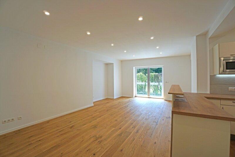 Wohnzimmer mit offener Kche und Terrassenausgang