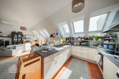 Beeindruckende 4-Zimmer Dachgeschosswohnung mit Balkon