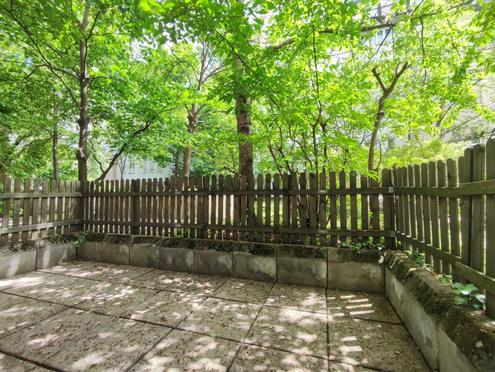 IDYLLISCHER GRÜNBLICK: Terrassenwohnung in begrüntem Innenhof mit Garagenplatz
