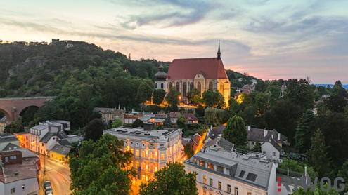 IMPOSANTE ALTBAUWOHNUNG MIT BALKON UND TRAUMBLICK AUF DIE KIRCHE II PRESTIGE UND ELEGANZ II WOHNEN IM DENKMALGESCHÜTZEN MÖDLINGER STADTJUWEL II FUSSGÄNGERZONE