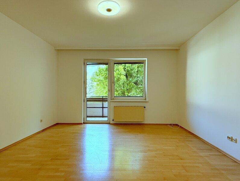 Wohnzimmer mit Balkon