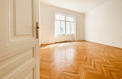 KOMPLETT HOFSEITIG: 2-Zimmerwohnung im wunderschön sanierten Altbau