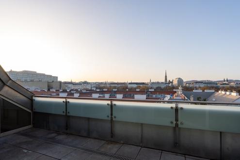 *Luxuriöser DG-Wohntraum beim Stadtpark mit Blick auf den Stephansdom & Kahlenberg*