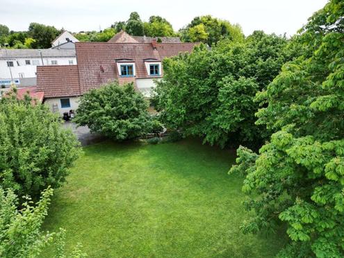 Grozgig geschnittenes Haus mit vielfltigem Obstgarten | 2 Grundstcke, 6 Zimmer, 4 PKW-Stellpltze | Naturteich, Terrasse | Am Naherholungsgebiet Zayawiesen