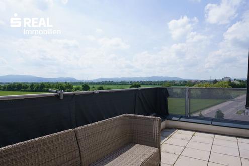 Fantastischer Weitblick in toller Lage - 72,36m² DG-Wohnung mit 37,60m² Dachterrasse und überdachten Parkplatz!
