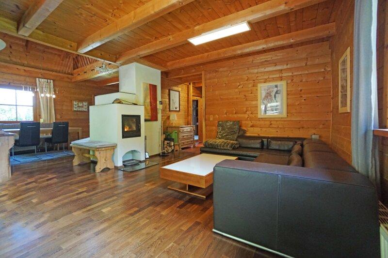 Wohnzimmer mit Kamin