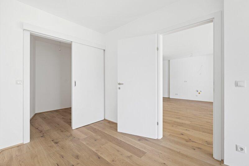Zimmer mit Schrankraum