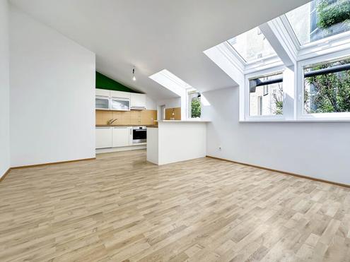 Dachwohnung in Hofruhelage mit Gartenmitbenützung