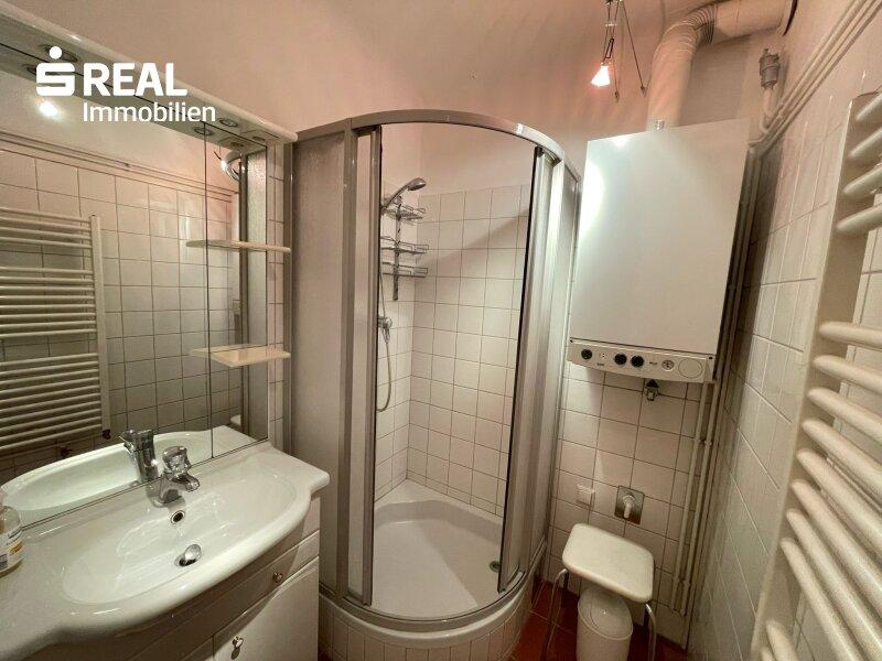 Bad mit Dusche & Waschmaschinenanschluss