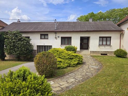 Zwei separate Wohneinheiten, Nebengebude, Innenhof, vielfltige Nutzung, groe Flche, tolle Lage - 4.361 m Bauland in Aspersdorf bei Hollabrunn