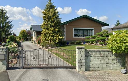 TOP-EINFAMILIENHAUS mit 3 GARAGEN und POOL