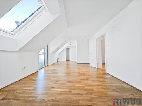 Erstbezug nach Errichtung | 3-Zimmer Dachgeschosswohnung mit Balkon in ruhigen Innenhof | PKW-Abstellplatz | fertiggestellt & bezugsbereit
