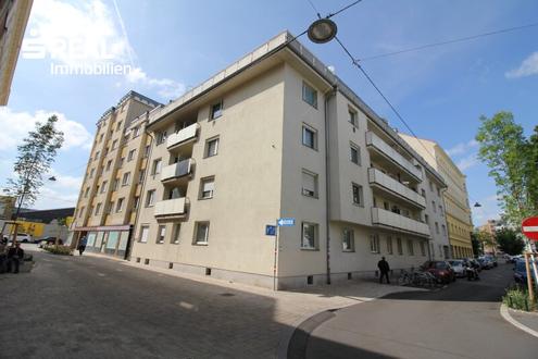 2 Zimmer und ca. 8 m² Terrasse