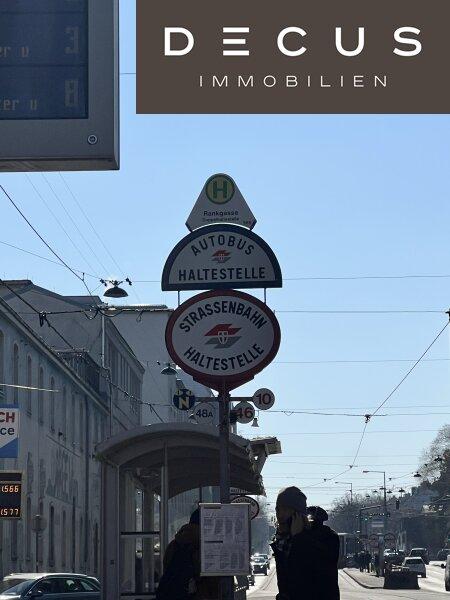 Haltestelle vor dem Haus