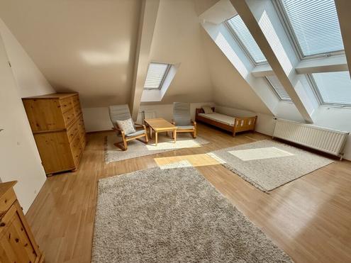 Möblierte Dachgeschosswohnung