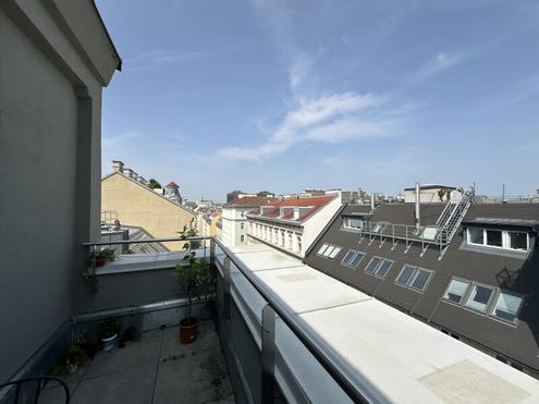 UNBEFRISTET: groe 5 Zimmer im frisch ausgebauten Dachgeschoss mit Balkon!