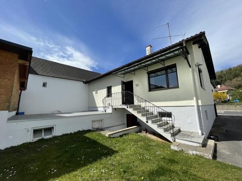EINFAMILIEN-HAUS MIT CARPORT/SCHEUNE IN WIESEN