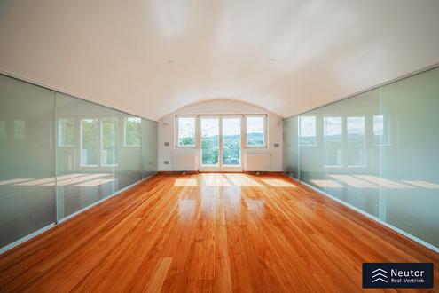 EXKLUSIVES UND MODERNES HAUS AM KÜNIGLBERG DIREKT AUF 3 EBENEN  - DOPPELGARAGE ELEKTROLADESÄULE - 4 SCHLAFZIMMER - KLIMA - SAUNA - TERRASSEN - GARTEN - FERNBLICK
