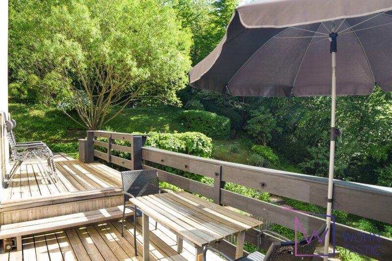 Blick von der Sonnen-Terrasse in den eigenen Garten