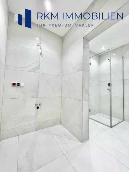 Badezimmer mit Dusche