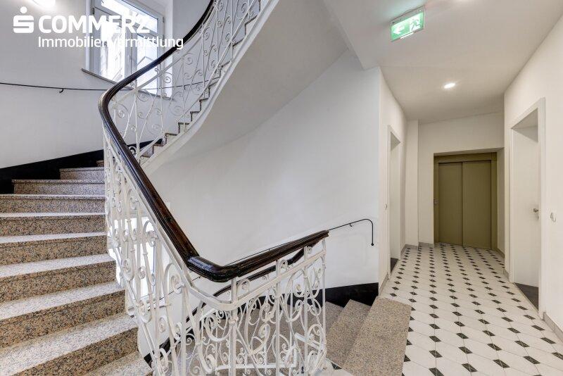 Wohnhaus - Stiegenhaus mit Lift