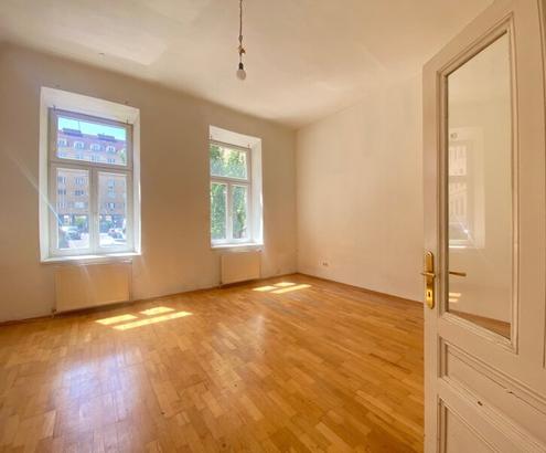 SANIERUNGSBEDRFTIGE HELLE WOHNUNG IM KLASSISCHEN ALTBAU