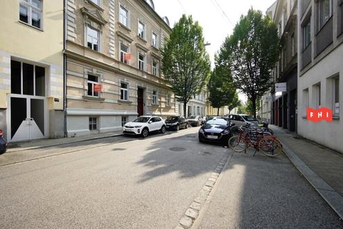 Schöne Altbau Dachgeschosswohnung in bester Lage