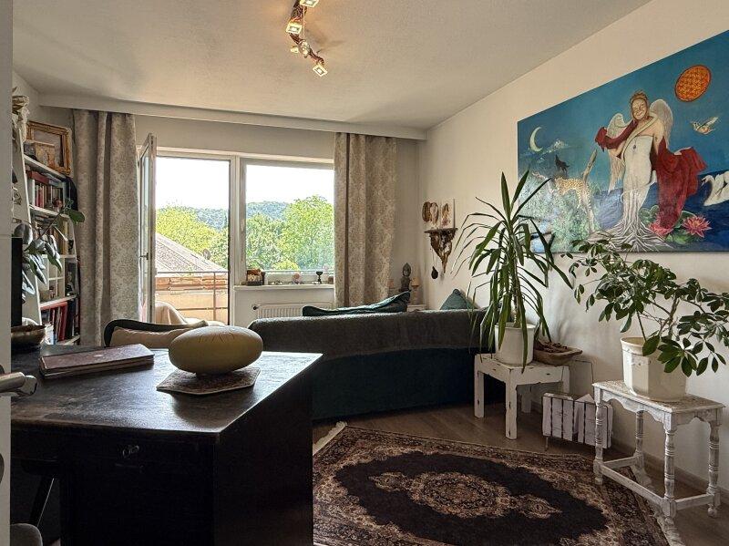 Wohnzimmer mit Balkonzugang