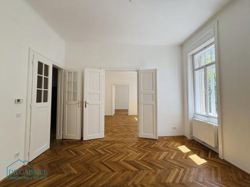 FRISCH SANIERTE ALTBAUWOHNUNG MIT KLEINEM BALKON