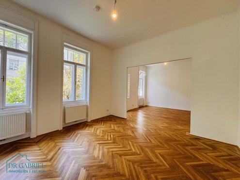 FRISCH SANIERTE ALTBAUWOHNUNG MIT KLEINEM BALKON
