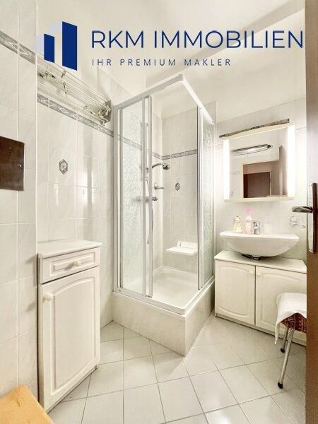 Badezimmer mit Dusche