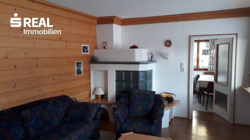 Wohnzimmer mit Kachelofen im EG