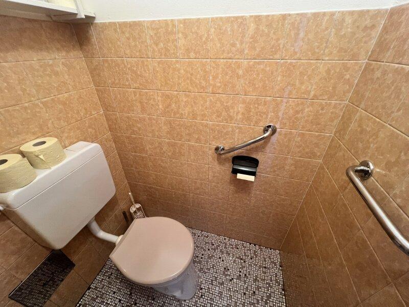 separates WC